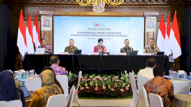 Kepala Eksekutif Pengawas Perilaku Pelaku Usaha Jasa Keuangan, Edukasi, dan Pelindungan Konsumen, OJK Friderica Widyasari Dewi (tengah) saat memberikan penjelasan kinerja IASC, di sela-sela Media Breafing Satgas PASTI dan IASC: Upaya Menguatkan Integritas Sektor Keuangan di Indonesia, secara virtual, kemarin. (Dok. OJK)