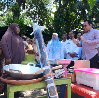 Wabup Gowa dan Istri Beri Modal Usaha, hingga Alat Masak ke Keluarga Miskin Ekstrem