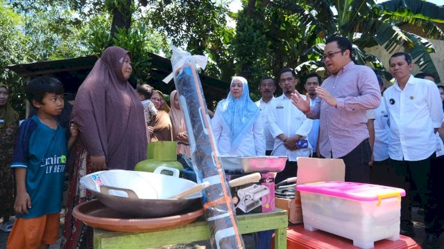 Wabup Gowa Darmawangsyah Muin saat menyerahkan bantuan kepada salah satu keluarga miskin ekstrem, kemarin. (Dok. Humas Gowa)