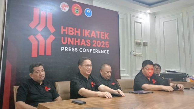 Panitia pelaksana Halal bi Halal (HBH) IkaTek Universitas Hasanuddin saat melaksanakan pertemuan media, di Ruko Zamrud, Jalan Adhyaksa Baru, Makassar, Rabu, (12/03/2025). (Dok. Chaerani/Republiknews.co.id)