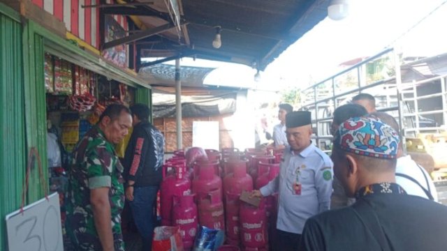 Pemkab Kukar bersama jajaran Forkompinda saat mengecek ketersediaan bahan pokok. [Foto. IST]