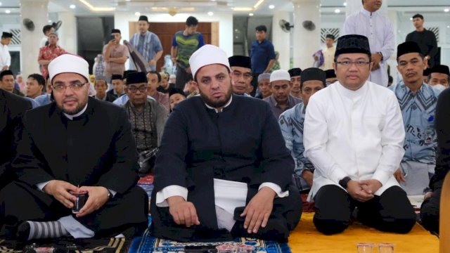 Wakil Bupati Gowa, Darmawangsyah Muin (kanan) saat menghadiri Syiar Ramadan yang dihadiri dua ulama besar asal Mesir di Masjid Agung Syekh Yusuf, kemarin. (Dok. Humas Gowa)