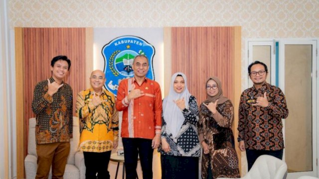Pj. Bupati Buteng, H. Kostantinus Bukide melakukan sesi foto bersama rombongan KPP Pratama, Bau-bau. [Foto. IST]