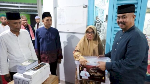 Bupati Kukar, Edi Damansyah saat safari subuh di Musholla Al Mubarok (FOTO: Protokoler Pemkab Kukar)