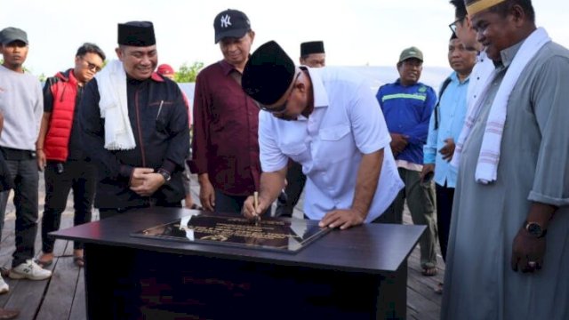 Bupati Kukar l, Edi Damansyah saat meresmikan Aliran Listrik Komunal di Desa Tani Baru. [FOTO. Protokoler Pemkab Kukar]