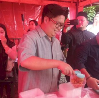 Takjil ‘War’ Perdana di Kukar Disambut Antusias Ribuan Warga