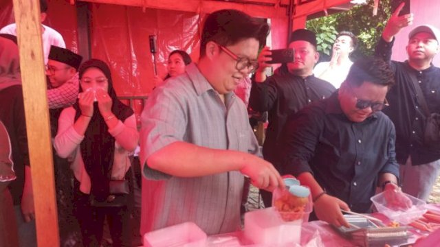 Wakil Bupati Kukar, Rendi Solihin saat membagikan takjil ke masyarakat. [FOTO.ist]