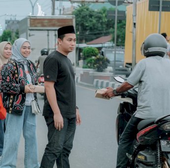 BPC HIPMI Parepare Bagikan Ratusan Takjil untuk Musafir