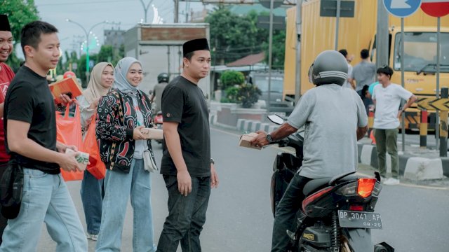 Ket: BPC HIPMI Parepare berbagi takjil