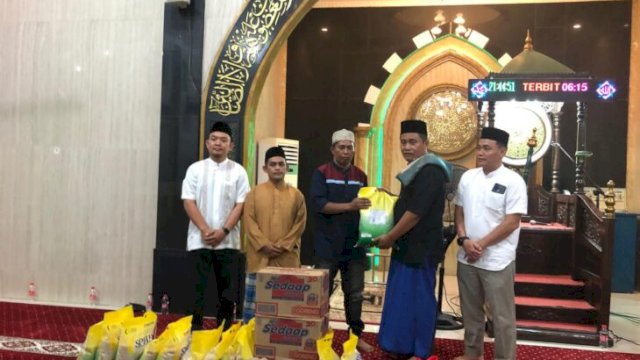 Penyaluran bantuan kepedulian kepada korban kebakaran di Kelurahan Melayu. [FOTO.ist]