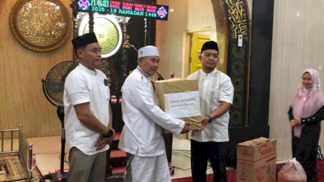 Lurah Melayu, Aditiya saat menyalurkan bantuan ke masyarakat kurang mampu dan korban kebakaran. [Foto. IST]