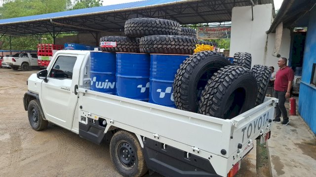 Seorang pengusaha asal Kendari, Sulawesi Tenggara, Suyanto (kaos merah marron) saat menggunakan Toyota Hilux Rangga dalam mengembangkan bisnisnya. (Dok. Kalla Toyota)