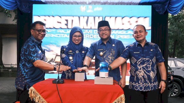 Bupati Gowa Husniah Talenrang (tengah), didampingi Wakil Bupati Gowa Darmawangsyah Muin, Sekretaris Daerah Kabupaten Gowa Azis Peter (kiri), dan Kepala Bapenda Gowa Indra Wahyudi Yusuf (kanan) saat menghadiri Proses Cetak Massal Surat Surat Pemberitahuan Pajak Terhutang (SPPT), di Halaman Kantor Bapenda Kabupaten Gowa, kemarin. (Dok. Humas Gowa)