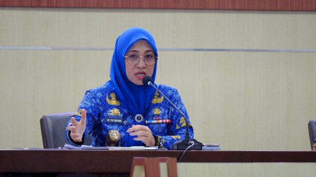 Bupati Gowa Husniah Talenrang saat memimpin Rapat Koordinasi (Rakor) terkait progres pelaksanaan program 100 hari kerja kepemimpinannya di Baruga Karaeng Galesong, Kantor Bupati Gowa, kemarin. (Dok. Humas Gowa)