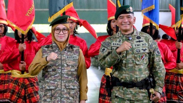 Bupati Gowa, Sitti Husniah Talenrang (kiri) resmi menerima gelar sebagai warga kehormatan Divif 3 Kostrad usai dikukuhkan Panglima Divisi Infanteri 3 Kostrad, Mayjen TNI Bangun Nawoko, di Markas Divif 3 Kostrad, kemarin. (Dok. Humas Gowa)