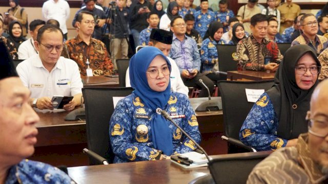 Bupati Gowa, Sitti Husniah Talenrang (tengah) saat menghadiri Rapat Pleno Tim Percepatan Akses Keuangan Daerah (TPAKD) Sulawesi Selatan, di Ruang Rapat Pimpinan Kantor Gubernur Sulsel, Makassar, kemarin. (Dok. Humas Gowa)