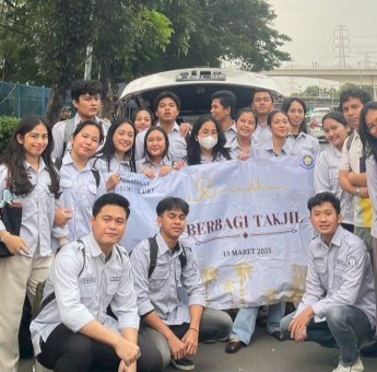 Jelang Buka Puasa, Persemu FH Universitas Kristen Indonesia Bagi-bagi Takjil
