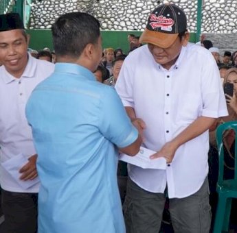 Wali Kota Tasming Hamid Serahkan Insentif untuk RT/RW, Pengurus Masjid, dan Aparat Keamanan