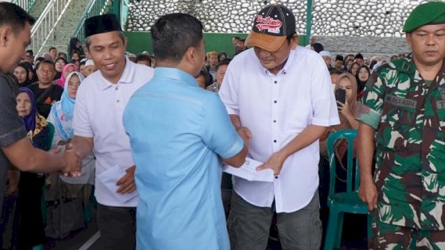 Ket: Wali Kota Parepare Tasming Hamid serahkan insentif 