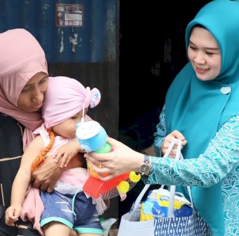 Ketua Tim Penggerak PKK Parepare Serahkan Bantuan untuk Balita Terindikasi Stunting