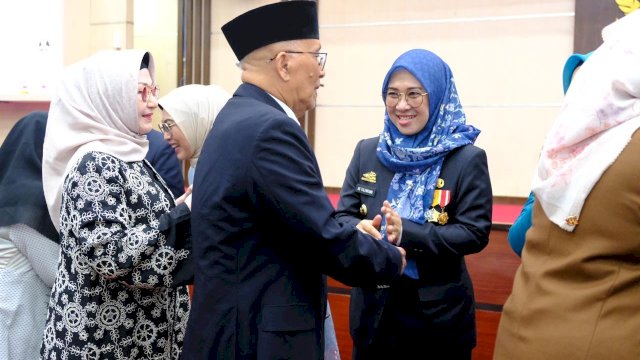 Bupati Gowa, Sitti Husniah Talenrang saat diberikan selamat usai dilantik sebagai Bunda PAUD, Bunda Literasi, dan Bunda Forum Anak, di Ruang Pola Kantor Gubernur Sulsel, Jum'at (21/03/2025). (Dok. Humas Gowa)