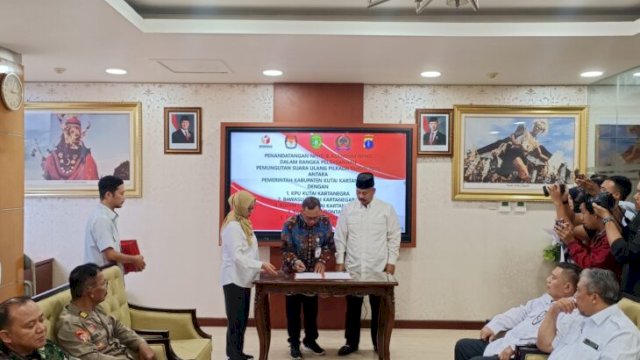 Bupati Kukar saat menandatangani NPHD bersama Forkopimda. [Foto.ist]