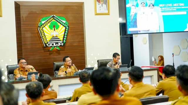 Wakil Bupati Gowa, Darmawangsyah Muin, saat memimpin High Level Meeting Tim Percepatan dan Perluasan Digitalisasi Daerah (TP2DD) Kabupaten Gowa, di Baruga Karaeng Pattingalloang, Kantor Bupati Gowa, kemarin. (Dok. Humas Gowa)
