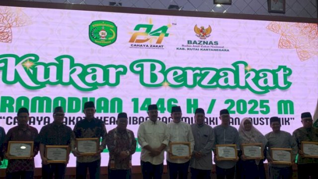 Dispora Kukar Bersama Jajaran OPD saat menerima penghargaan penyaluran zakat di Kukar Berzakat. [Foto. IST]