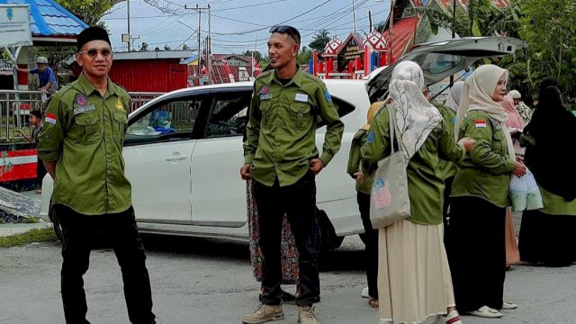 Asosiasi Guru dan PPPK Kecamatan Mawasangka, Kabupaten Buton Tengah, saat meyerahkan Takjil kepada warga. (Istimewa)