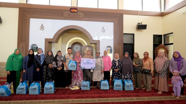 Dalam memanfaatkan keberkahan Ramadan, PLN UIP Sulawesi memberikan paket bantuan sembako kepada sejumlah purnabakti lingkup UIP Sulawesi di Makassar, kemarin. (Dok. Humas PLN UIP Sulawesi)