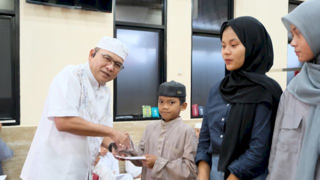 General Manager PLN UIP Sulawesi, Wisnu Kuntjoro Adi saat menyerahkan bantuan kepada anak-anak pesantren, di Masjid PLN UIP Sulawesi, kemarin. (Dok. Humas PLN UIP Sulawesi)