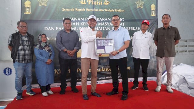 Kepala BI Sulsel Rizki Ernadi Wimanda, dan Pelaksana Harian (Plh) Sekretaris Daerah Kota Makassar, Andi Zulkifli Nanda, saat meresmikan layanan penukaran uang baru, di Pulau Lae-Lae, Minggu, (23/03/2025). (Dok. Humas Pemkot Makassar)