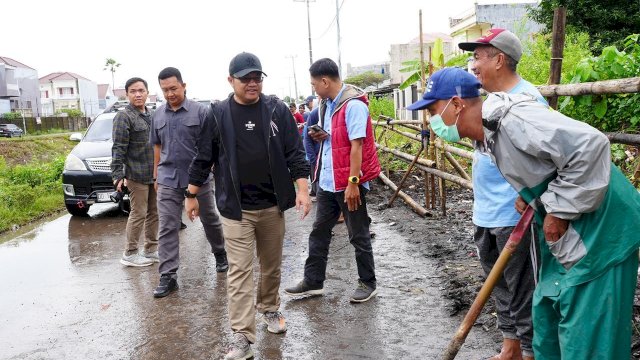 Wakil Bupati Gowa, Darmawangsyah Muin, saat melakukan peninjauan implementasi program Gowa Bersih/Annangkasi, di Kecamatan Somba Opu, Minggu, (23/03/2025). (Dok. Humas Gowa)