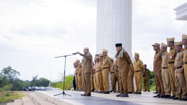 Bupati Buton Tengah, Azhari, memberi arahan pada Apel Perdana di Halaman Kantor Bupati Buton Tengah, Senin (24/03/2025). (Istimewa)
