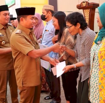 Wali Kota Parepare Tasming Hamid Serahkan Insentif untuk Guru Mengaji dan Kader Posyandu