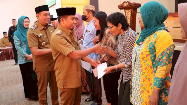 Ket: Wali Kota Parepare, Tasming Hamid dan Wakilnya Hermanto menyerahkan insentif 
