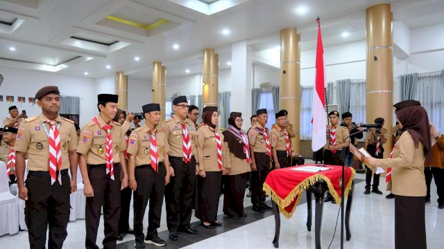 Bupati Gowa Husniah Talenrang saat mengukuhkan Badan Kelengkapan Kwarcab Gowa dan Melepas Karya Bhakti Lebaran Tahun 2025, di Baruga Karaeng Galesong, Kantor Bupati Gowa, kemarin. (Dok. Humas Gowa)