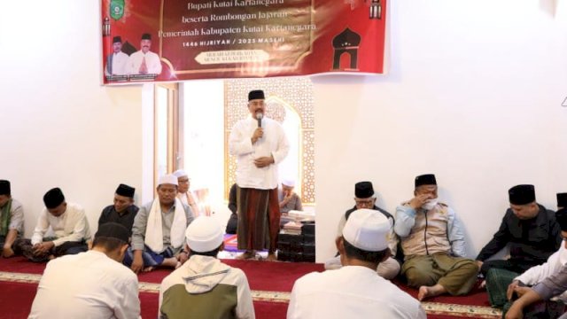 Bupati Kukar, Edi Damansyah saat Safari Subuh ke Langgar Cahaya Ilahi di Jalan Mangkuraja (Foto: Protokoler Pemkab Kukar)