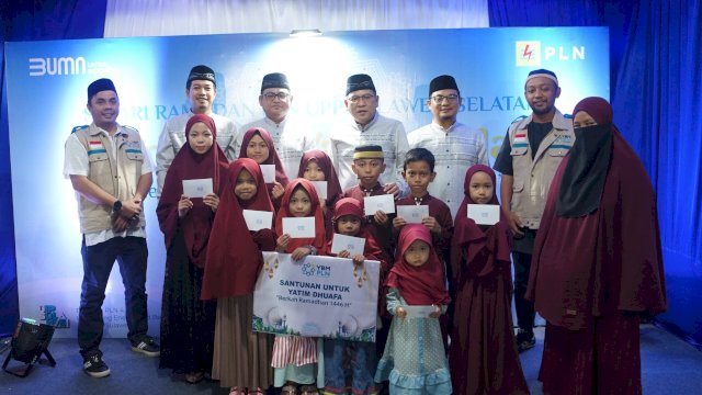 General Manager PLN UIP Sulawesi Wisnu Kuntjoro Adi berfoto bersama anak-anak Panti Asuhan Al-Hidayah Makassar, usai menyerahkan santunan di sela-sela Buka Puasa Bersama Pegawai PLN UPP Sulsel, kemarin. (Dok. Humas PLN UIP Sulawesi)