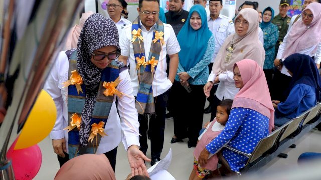 Bupati Gowa, Sitti Husniah Talenrang dan Wakil Bupati Gowa, Darmawangsyah Muin saat hadir pada Launching Program Gowa Sehat (Gowa Salewangang) di Puskesmas Gentungan, Kecamatan Bajeng Barat, Rabu (26/03/2025). (Dok. Humas Gowa)