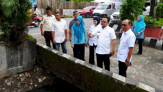 Wakil Bupati Gowa, Darmawangsyah Muin saat memantau progres kebersihan di depan Kantor ATR/BPN Gowa, kemarin. (Dok. Humas Gowa)