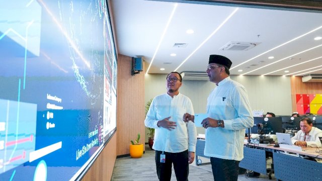 President Director and Chief Executive Officer Indosat Ooredoo Hutchison Vikram Sinha (kanan) saat melihat perkembangan lonjakan konektivitas lintas data selama Ramadan hingga Idulfitri. (Dok. Indosat Ooredoo Hutchison)