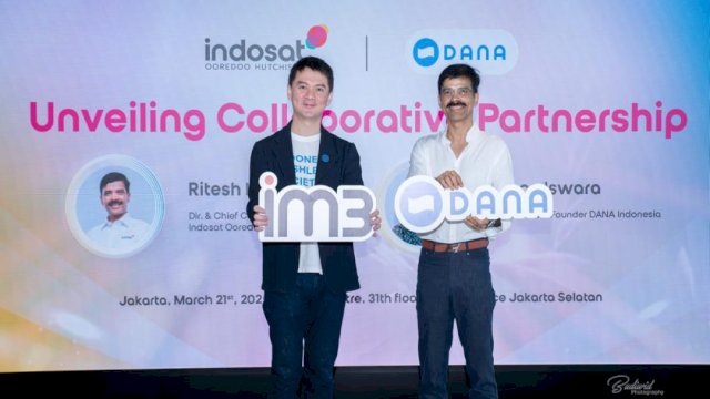 Director and Chief Commercial Officer Indosat Ooredoo Hutchison Ritesh Kumar Singh (kanan), dan Chief Executive Officer DANA Vince Iswara (kiri) usai melakukan penandatanganan kerjasama dalam memberikan kemudahan kepada pelanggan, khususnya pengguna IM3. (Dok. Indosat)