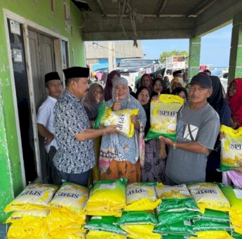 H. Patudangi, Anggota DPRD Sulsel Fraksi Gerindra, Bagikan Ratusan Paket Sembako untuk Warga Bulukumba