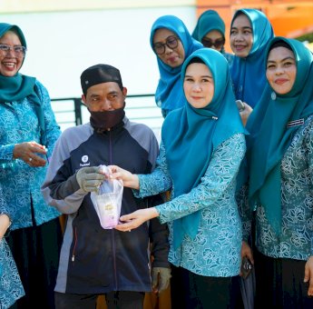 Ramadan Berkah, Tim Penggerak PKK Parepare Donasikan Baju dan Takjil untuk Warga