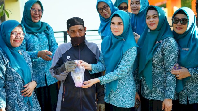 Ket: Ketua TP PKK Kota Parepare, dr Andi Arfiah Tasming bagikan takjil