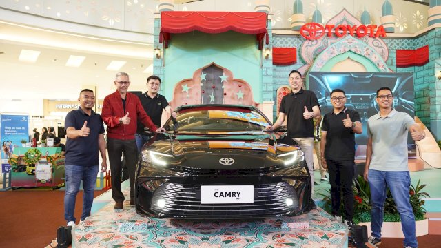 Kalla Toyota kembali meresmikan kendaraan ramah lingkungan melalui Toyota New Camry hybrid, di Atrium TSM Makassar, kemarin. (Dok. Kalla Toyota)