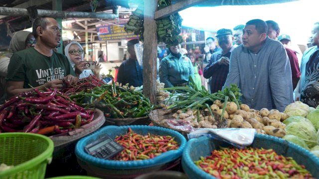 Wali Kota Makassar, Munafri Arifuddin meninjau dua pasar tradisional di Kota Makassar, yakni Pasar Terong dan Pasar Pabaeng-baeng, Sabtu (1/3/2025). (Foto: Istimewa)