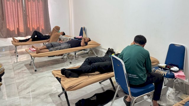 Klinik Huadi Group bekerja sama dengan Unit Transfusi Darah (UTD) RS Anwar Makkatutu Bantaeng menggelar kegiatan donor darah yang melibatkan para karyawan Huadi Group. (Foto: Istimewa)