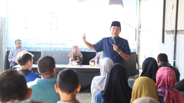 Anggota Komisi IX DPR RI, Ashabul Kahfi saat menyosialisasikan program Makan Bergizi Gratis (MBG) di Kota Makassar, Jumat (28/2/2025). (Foto: Istimewa)